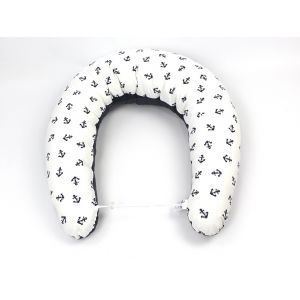 Jemné kotvy na bílém podkladu. Krásný kojicí polštář Matýsek